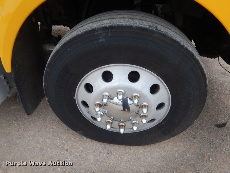 image for item HG9860 2017 Peterbilt 579  semi truck