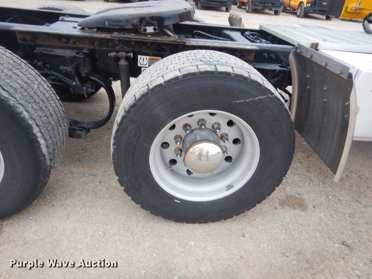 image for item HG9860 2017 Peterbilt 579  semi truck