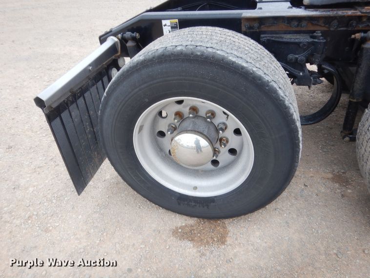 image for item HG9860 2017 Peterbilt 579  semi truck