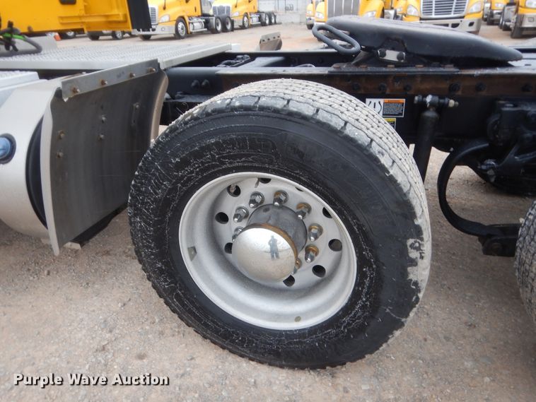 image for item HG9860 2017 Peterbilt 579  semi truck