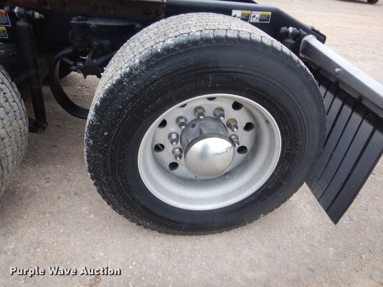 image for item HG9860 2017 Peterbilt 579  semi truck