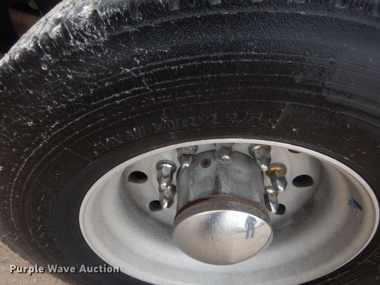 image for item HG9860 2017 Peterbilt 579  semi truck