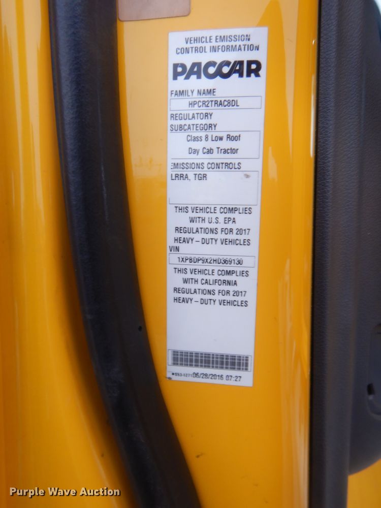 image for item HG9860 2017 Peterbilt 579  semi truck