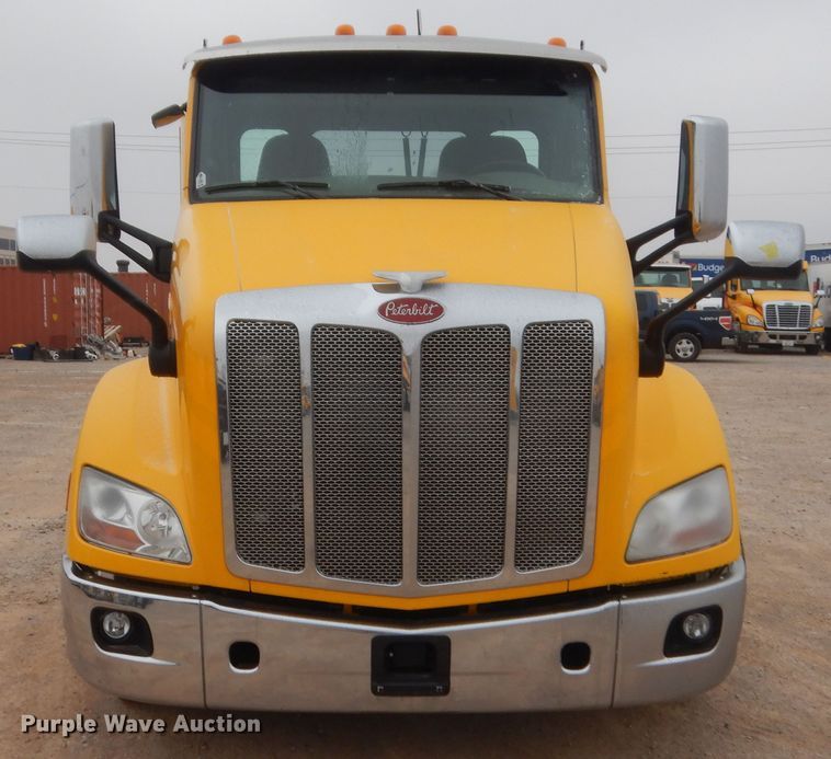 image for item HG9861 2017 Peterbilt 579  semi truck
