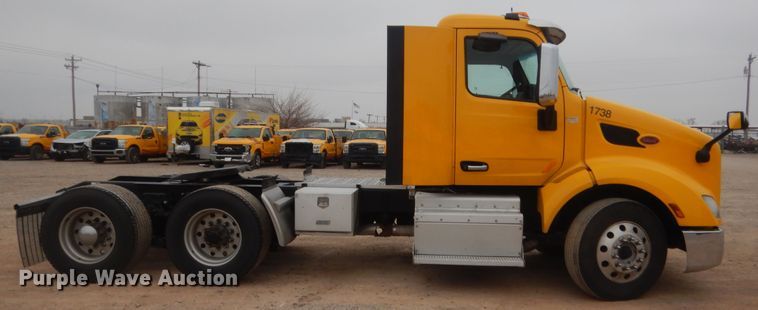 image for item HG9861 2017 Peterbilt 579  semi truck