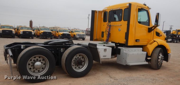 image for item HG9861 2017 Peterbilt 579  semi truck