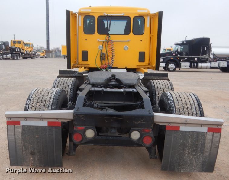 image for item HG9861 2017 Peterbilt 579  semi truck