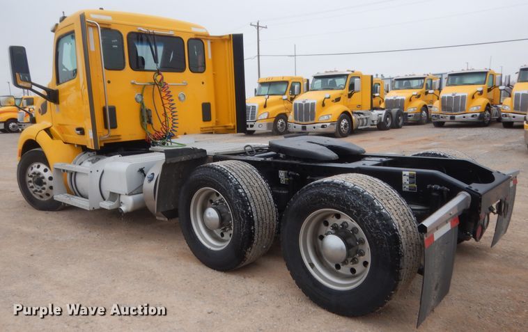 image for item HG9861 2017 Peterbilt 579  semi truck