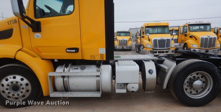 image for item HG9861 2017 Peterbilt 579  semi truck