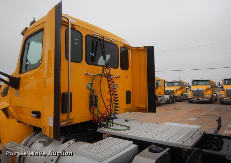 image for item HG9861 2017 Peterbilt 579  semi truck