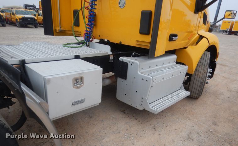 image for item HG9861 2017 Peterbilt 579  semi truck