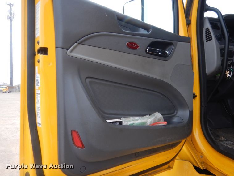 image for item HG9861 2017 Peterbilt 579  semi truck