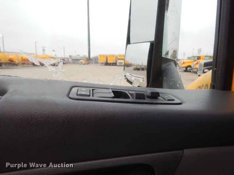 image for item HG9861 2017 Peterbilt 579  semi truck