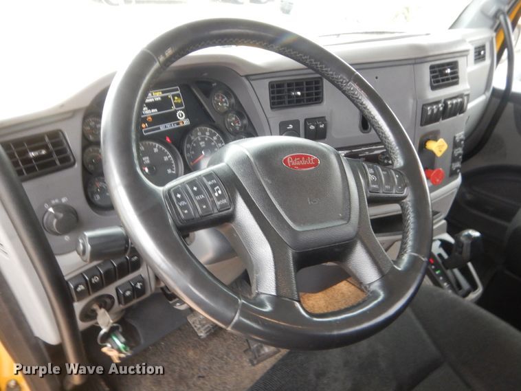 image for item HG9861 2017 Peterbilt 579  semi truck