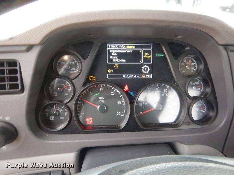 image for item HG9861 2017 Peterbilt 579  semi truck