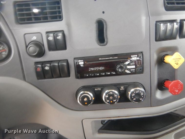 image for item HG9861 2017 Peterbilt 579  semi truck