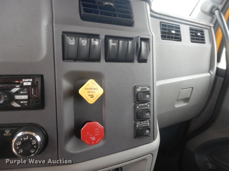 image for item HG9861 2017 Peterbilt 579  semi truck