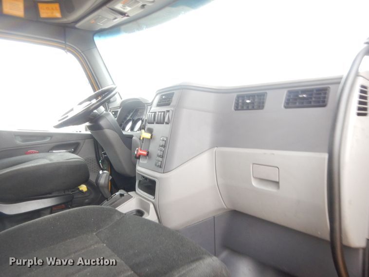 image for item HG9861 2017 Peterbilt 579  semi truck