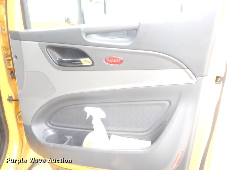 image for item HG9861 2017 Peterbilt 579  semi truck