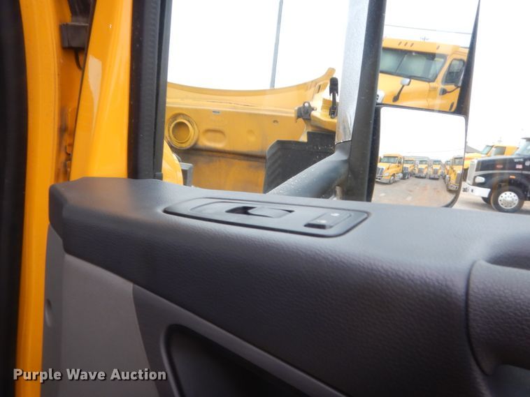 image for item HG9861 2017 Peterbilt 579  semi truck