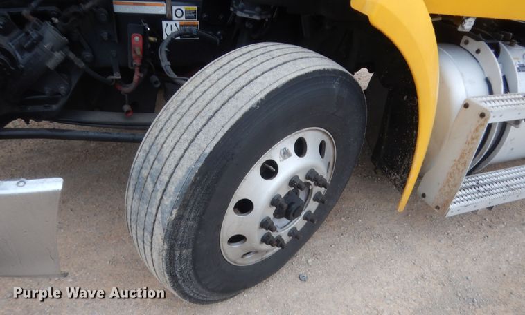 image for item HG9861 2017 Peterbilt 579  semi truck