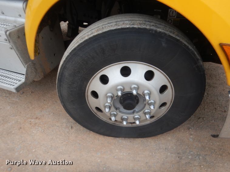 image for item HG9861 2017 Peterbilt 579  semi truck