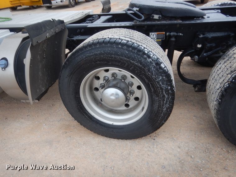 image for item HG9861 2017 Peterbilt 579  semi truck