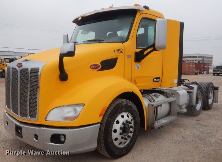 image for item HG9862 2017 Peterbilt 579  semi truck