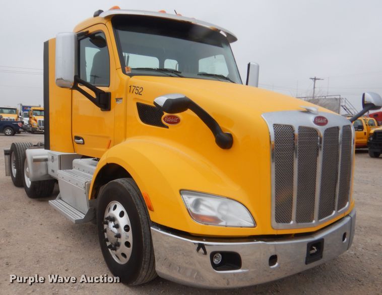 image for item HG9862 2017 Peterbilt 579  semi truck