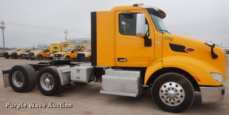 image for item HG9862 2017 Peterbilt 579  semi truck