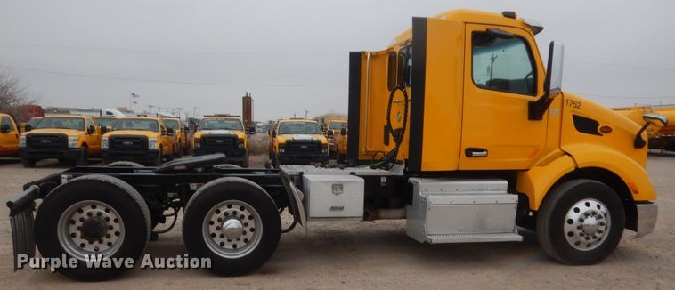 image for item HG9862 2017 Peterbilt 579  semi truck