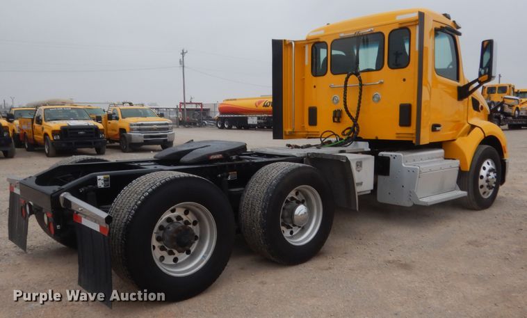 image for item HG9862 2017 Peterbilt 579  semi truck