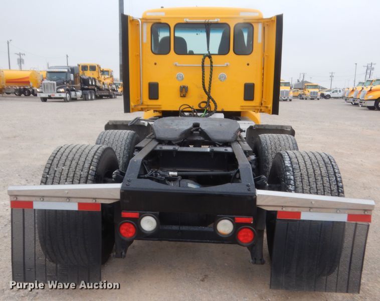 image for item HG9862 2017 Peterbilt 579  semi truck