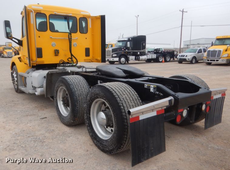 image for item HG9862 2017 Peterbilt 579  semi truck