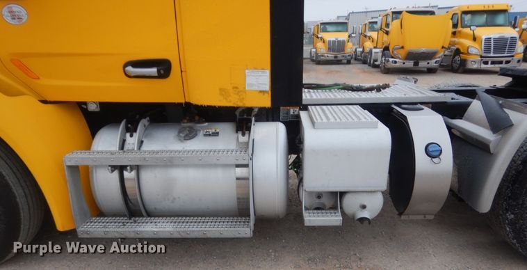 image for item HG9862 2017 Peterbilt 579  semi truck