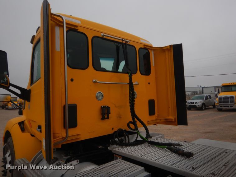 image for item HG9862 2017 Peterbilt 579  semi truck