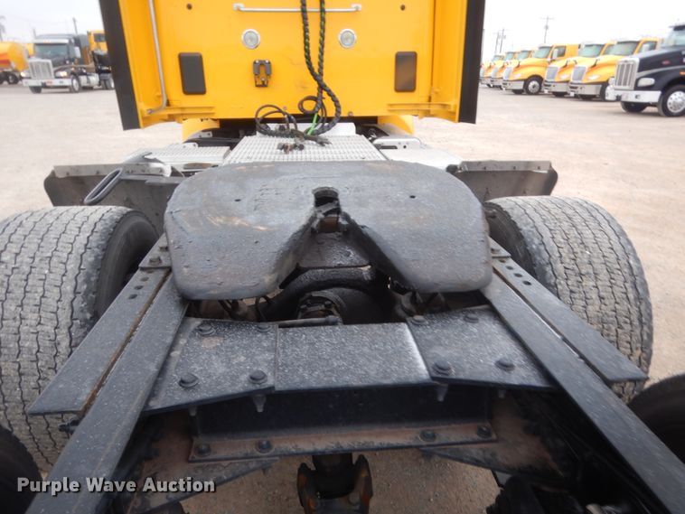 image for item HG9862 2017 Peterbilt 579  semi truck