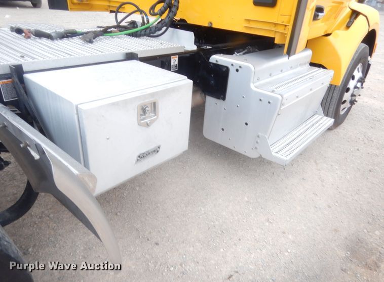 image for item HG9862 2017 Peterbilt 579  semi truck