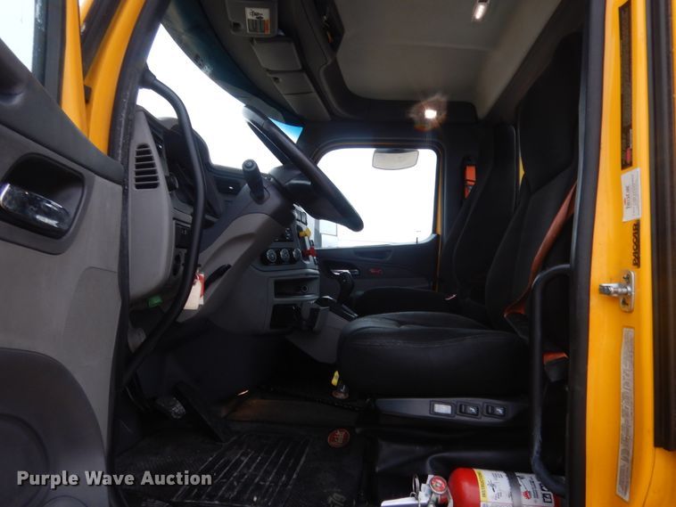 image for item HG9862 2017 Peterbilt 579  semi truck