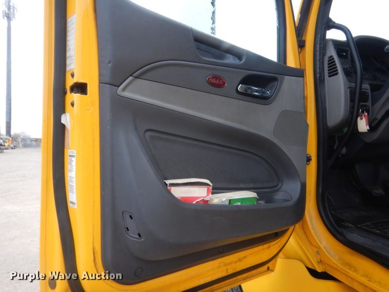 image for item HG9862 2017 Peterbilt 579  semi truck