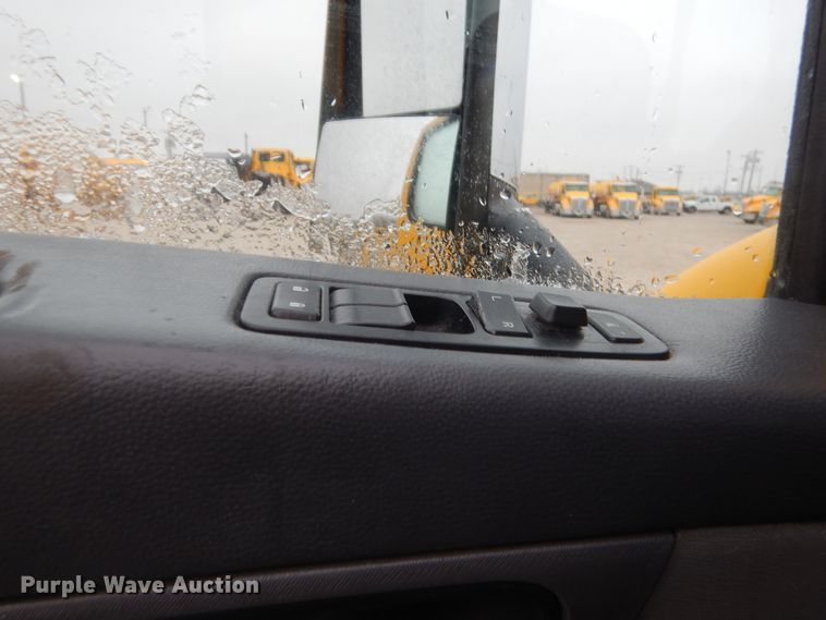 image for item HG9862 2017 Peterbilt 579  semi truck