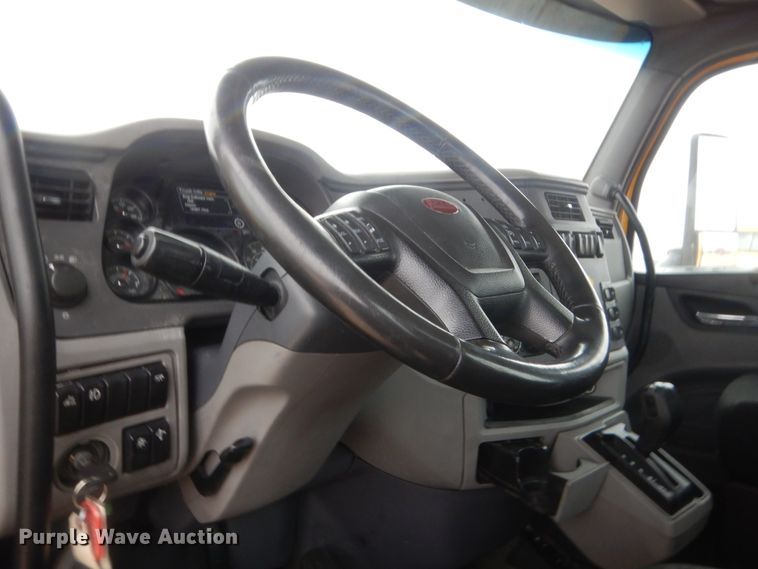 image for item HG9862 2017 Peterbilt 579  semi truck