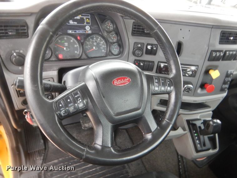 image for item HG9862 2017 Peterbilt 579  semi truck