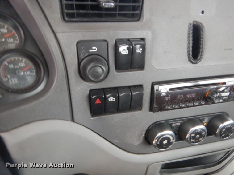 image for item HG9862 2017 Peterbilt 579  semi truck