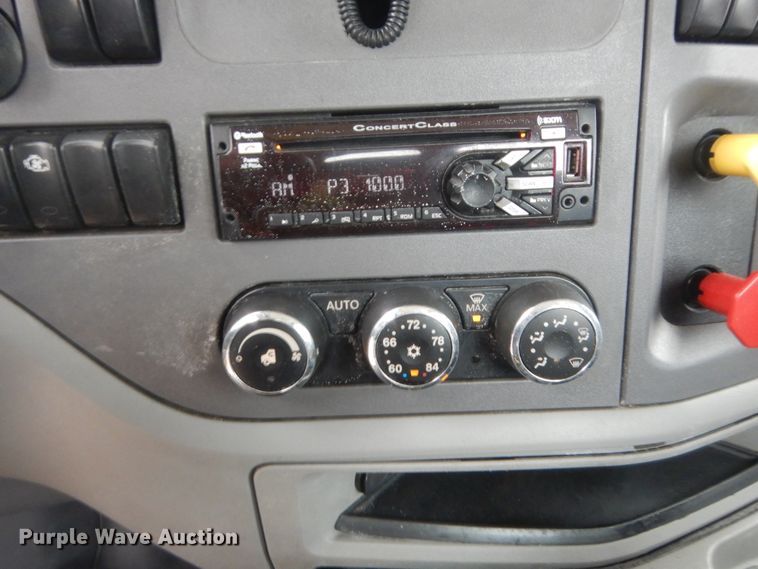 image for item HG9862 2017 Peterbilt 579  semi truck