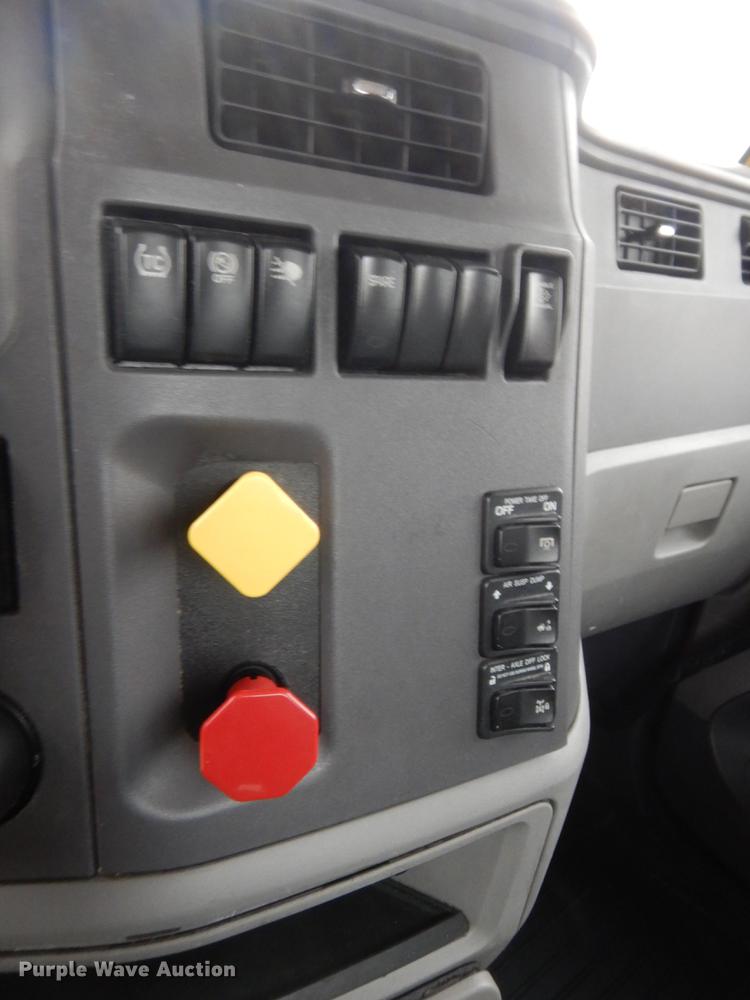 image for item HG9862 2017 Peterbilt 579  semi truck