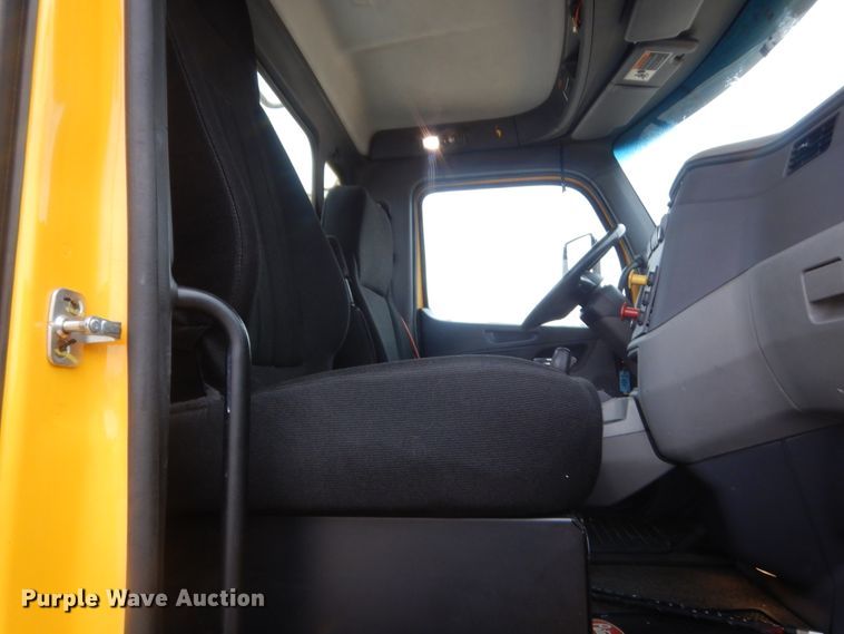 image for item HG9862 2017 Peterbilt 579  semi truck