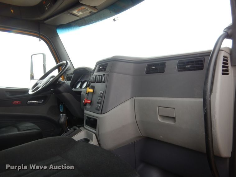 image for item HG9862 2017 Peterbilt 579  semi truck