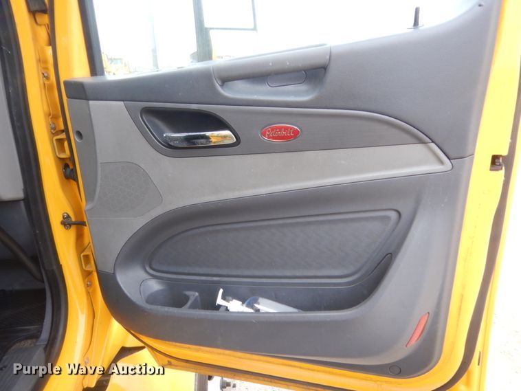 image for item HG9862 2017 Peterbilt 579  semi truck