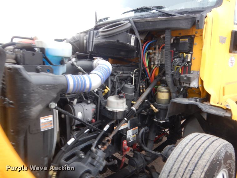 image for item HG9862 2017 Peterbilt 579  semi truck